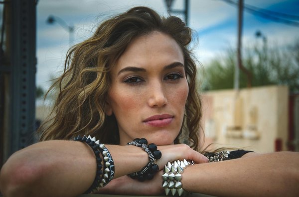 Défiez les règles du maquillage avec ce tuto audacieux