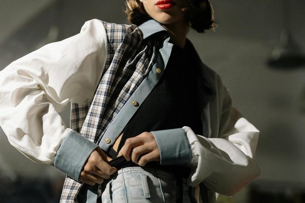 Apprenez à rehausser le chic de vos robes géométriques pour un look contemporain irrésistible !